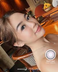 Your go-to multifunction lens — 𝙏𝙧𝙞𝙣𝙞𝙩𝙮 𝙂𝙧𝙖𝙮 perfectly match for  your both party slash daily eyelook! Not-so-dark-but-not-so-bright type of  lens 👀🤍 Swipe left to see the other reviews! — DETAILS Total Diameter