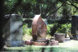 Whitney houston — i have nothing 04:56. Bobbi Kristina S Father Bobby Brown Absent As She S Buried Beside Whitney Houston Daily Mail Online