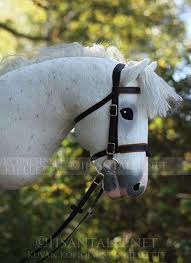Knutselen is een activiteit die bestaat uit het vervaardigen van (vaak) decoratieve werken met diverse materialen. 39 Beste Ideeen Over Paard Knutselen Op Stok Paard Knutselen Hobby Paard Stok Paarden
