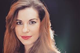 Estaba en un bucle de tiempo mientras actualizaba mi perfil cultura y me  encontré con esta foto de hace años. Fue parte de una sesión pensada para  mi primer disco, un proyecto