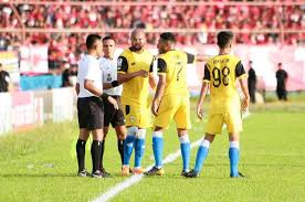 Kerjasama wasit dan 2 umpire ini membuat pertandingan seperti dipimpin oleh 3 wasit. Wasit Indonesia Diakui Pssi Ada Persoalan Ini Yang Mendasarinya Bolasport Com