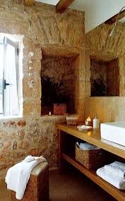 La pietra è un materiale antico freddo al tatto ma che dà molta eleganza ed un'aria sofisticata nella decorazione.si tratta di uno dei materiali principe per le case di stile rustico, ed il suo utilizzo in bagno è ideale grazie alla sua facile manutenzione trattandosi di un materiale duraturo.se cerchi idee ispiratrici per creare un bagno dall'ambiente rustico, qui ti mostro il pezzo forte. Bagni Rustici In Pietra E Legno Qualche Idea Casa Magazine