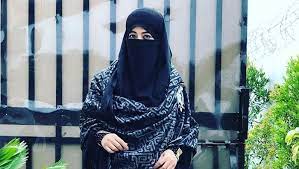 Beredar foto muda umi pipik bertangtop merah,netizen malah fokus kebagian tubuh ini, itu asli ya. Tolong Umi Pipik Mencari Anak Almarhum Uje Dari Istri Kedua