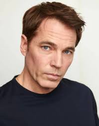 Trivia host resembles Mutt from Schitt's Creek