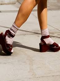 Chercher en ligne des chaussures pas cher avec haute qualité, économiser plus maintenant. Tendance De L Ete Des Chaussures Compensees En Solde Stylight