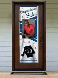 Senior picture ideas are easy to find, but somehow difficult to remember once it's time to start your senior portrait session. Easy Graduation Party Photo Display Ideas That Will Impress Your Guests
