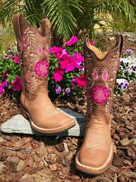 Tenemos una gran variedad de botas de trabajo que incluyen características importantes como casco de acero y de poliamida, suelas planas y mil rayas, extra protección externa, resistencia al agua, suela para trabajo pesado y suelas antideslizantes. Venta Mujer Con Botas Vaqueras En Stock