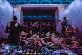 Никто не хочет быть вторым Мутабором». Kinky Party перестала проводить  секс-вечеринки в России из-за давления властей. «Новая-Европа» узнала у  организатора проектов о будущем индустрии — Новая газета Европа