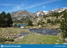 Le parc est situé à saillagouse en cerdagne et capcir dans les pyrénées orientales france, à quelques minutes des stations de ski. Paysage De Montagne De La France Pyrenees Orientales Image Stock Image Du Outdoors Massif 151224675