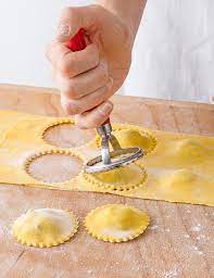 Disponete la farina a fontana su un tagliere, con la mano create un buco al centro. Come Fare I Ravioli Fatti In Casa Pasta All Uovo Forme E Ripieno Sale Pepe
