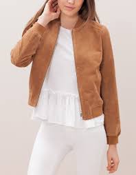 Ce blouson en daim maison standards présente une poche intérieure côté gauche au porté. Pin En Mode