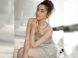 Lakshmi rai (5 mayıs 1989 doğumlu), profesyonel olarak raai laxmi adıyla anılan hintli bir film oyuncusu ve ağırlıklı olarak tamil. Raai Laxmi Engagement Fixed Tollywood