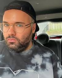 OKAY WAIT BUT AM I HOT????? It's giving sex symbol if I do say so myself!  🔥🔥🔥🔥🔥  #gay #bear #cub #influencer #ambassador #socialmediapersonality  #italian #sicilian #philiptetro #mtv #globaltv #popculture #madonna  #popcultureexpert #hairy #