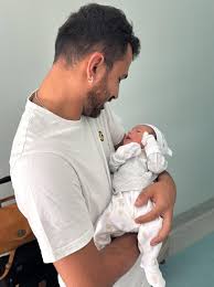 Alessandra Amoroso ha partorito, dedica la luna alla sua Penelope