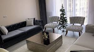 Bu Salonda Gri Ve Beyaz Renkler Ahsap Dokusuyla Bir Arada Ev Gezmesi Mobilya Fikirleri Modern Mobilya Kahve Masasi