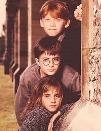 Dit Zijn De Drie Hoofdpersonages Van Het Boek Harry Potter En De Steen Der Wijzen Ron Harry En Hermelien Ze Gaan Op Harry Potter Elenco Harry Potter Filmes