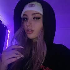 Elise Arnold's Instagram, Twitter & Facebook