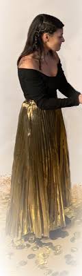 Toute la famille se joint à moi pour vous souhaiter des fêtes de fin d'année avec les plus beaux souvenirs. Inspiration Look Tenue De Fete Doree Et Pailletee