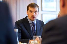 Кабінет міністрів україни здійснює виконавчу владу безпосередньо та через міністерства, інші центральні органи виконавчої влади, раду міністрів автономної республіки крим та місцеві державні адміністрації, спрямовує, координує та контролює діяльність цих органів. Prem Yer Ministr Ukrayini Pokatavsya Budivleyu Kabminu Na Samokati Glavkom