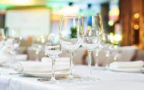 Come riferimento tenete circa la punta del coltello, in ordine decrescente, a scalare verso destra. Come Si Mettono I Bicchieri A Tavola Cantine Di Dolianova