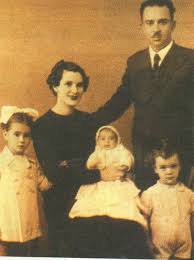 Αφιερωμένο σε ολους σας!τραγουδι του σταύρου ξαρχάκου που είπε η αλίκη βουγιουκλάκη μαζί με τον παπαμιχαήλ. Alikh Boygioyklakh A Meros Ola Ta Koysoyria Kai Oi Aretes Twn Ellhnwn Se Light Syskeyasia Toy Enos Lifo