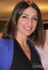 Flávia Garrafa estreia monólogo cômico Fale Mais Sobre Isso com direção do  seu irmão Pedro Garrafa