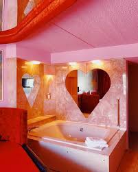 A Pretty Cool Hotel Tour On Instagram Oldie But Goodie From One Of The First Theme Hotels We Visited Rainbow Motel Pin In 2020 Theme Hotel Rainbow Motel Pink Palace