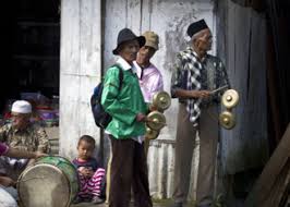 Alat musik yang satu ini terbuat dari campuran logam dan bahan yang tidak. Khazanah Teknik Bermain Dan Memainkan Alat Musik Tradisional
