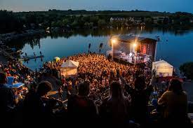 A tervek szerint kettő élőzenei és egy izgalmas elektronikus zenei helyszínnel fogunk tudni üzemelni, az egyik az elmaradhatatlan tószínpad, a másik a táborban az ország legkisebb nagyszínpadja vagy legnagyobb kisszínpadja, ki milyennek látja. Iden Megrendezik A Bankito Fesztivalt Startlap Utazas