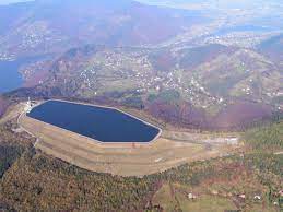 N.p.m.), podziwianie rozległej beskidzkiej panoramy, opowieść o najstarszej w polsce szkole szybowcowej. Pumpspeicherkraftwerk Zar Wikipedia