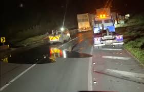 Acidente com derramamento de carga interdita trecho da BR-116, em Barra do Turvo/SP