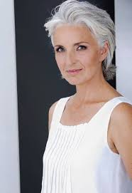 Hair And Beauty Gray Hair Can Be Elegant And Edgy Pricheski Zhenskie Strizhki Strizhka