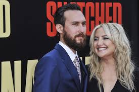 0:56 us weekly 3 028 просмотров. Kate Hudson First Met Boyfriend Danny Fujikawa While Pregnant With Ryder