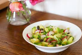 Une Salade De Legumes De Printemps A Consommer En Entree Ou En Plat Unique Accompagnee De Differentes Crudites Legumes Printemps Salade De Legumes Plat Legume