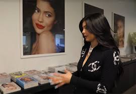 These homes are highly customized to fit the personalities of their owners, which upon seeing them may frighten you just a bit, as was the case. Kylie Jenner S Office Tour Is Basically An Episode Of Mtv Cribs Celebritytalker Com