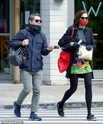 Famke Janssen Paare Rotes Gesicht Maske Mit Grateful Dead Baren Print Kleid Fur Nyc Spaziergang Aktuelle Boulevard Nachrichten Und Fotogalerien Zu Stars Sternchen Брэд питт (william bradley pitt). famke janssen paare rotes gesicht maske