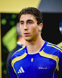 Negosiasi antara Juventus dan Napoli untuk Fabio Miretti tiba-tiba terhenti  Hal ini disebabkan oleh struktur kesepakatan: Juventus ingin memasukkan  bonus untuk menaikkan biaya transfer, sementara Napoli tidak berniat  membayar lebih dari €14