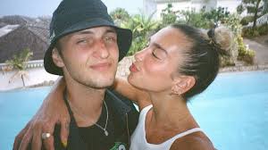I don't even know how you explain it or how. Dua Lipa 25 Kann Von Ihrem Freund Anwar Hadid 21 Offenbar Nicht Genug Bekommen Nachdem Vermehrt Youtube