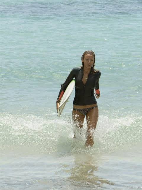 Blake Lively is delicious (literally) in 'The Shallows'