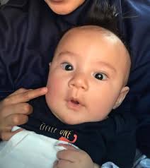 Kalau mau niruin, pastikan keamanannya dulu, ya. Lagi Aaaahhhh 3 Hari Main Sama Si Gendut Bule Lucu Cakep Always Smile Berisik Bayi Ini Udah Bisa Diajak Baby Face Baby Face