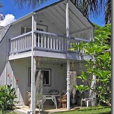 Bir gambrel dormer üzerindeki çatı, çatının zirvesinde bir beşik içerir, ancak daha sonra çatının kenarlarında iki daha dik çatı eğimine iner. Barnplans Gambrel Dormer Window