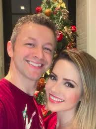 Recém-separado de Sandy, Lucas Lima se rende à cantora em premiação