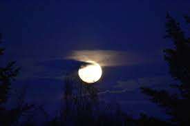 Aus unserer perspektive scheinen sich die … Der Mond Geht Unter Koln News Colozine Magazin