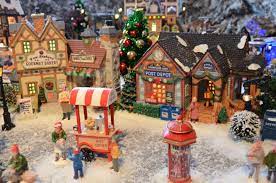 Carole, de la biscuiterie artisanale du moulin de sinsat, assurait déjà la visite du célèbre moulin depuis l'ouverture de la biscuiterie ; Tout L Esprit De Noel Reuni Dans Un Village Miniature