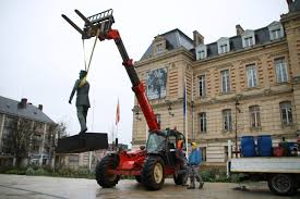 La fondation charles de gaulle et la mairie d'évreux s'engagent dans un projet d'édifice d'une statue à l'effigie du général de gaulle à évreux. Video Evreux La Statue Du General De Gaulle De Retour Sur La Place La Depeche Evreux