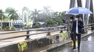 Akibatnya, banjir dengan ketinggian bervariasi hingga 2 meter melanda sejumlah daerah di kalsel. Polemik Peta Hutan Kalimantan Mengikis Ancaman Banjir Besar Halaman 2