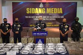 Acryl replaces tan sri abdul hamid bador, who is set to retire when his contract expires on may 3, after serving two years as police chief. Srdekdpi1przvm