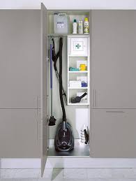 It can be attached to or hung from a vehicle or building to indicate information about the vehicle operator or contents of a vehicle or building. Armoire A Balai