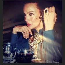 El original diamante Ashoka en Mano de María Félix quien lo compró a Harry  Winston, después de un tiempo lo vendió al inversionista de Arte Roberto  Polo para su esposa Rosa Polo