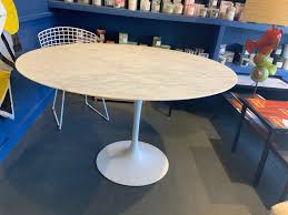 The tulip dining table replica come in a variety of finishes, from the classic marble table top to solid black fiberglass for a striking modern design. Beautiful White Marble Tulip Dining Table Eero Saarinen L Atelier 55